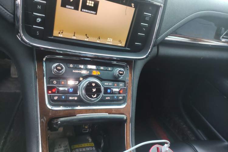 Used Lincoln Continental 2017 2.0T Two-Wheel-Drive Luxury Edition Audio And AC Panel