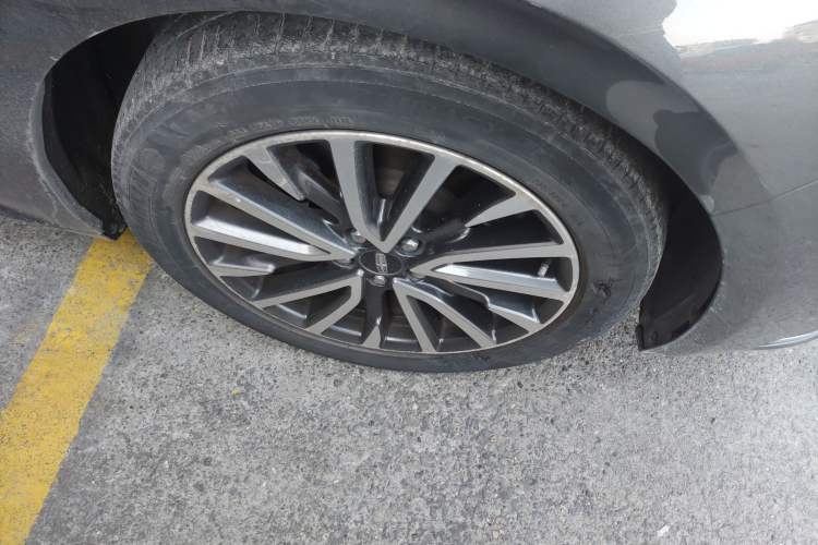 Used Lincoln Continental 2017 2.0T Two-Wheel-Drive Luxury Edition Right Front Wheel Hub