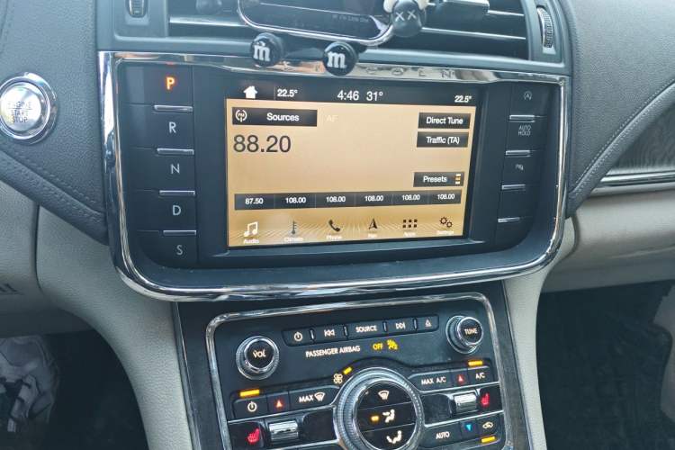 Used Lincoln Continental 2017 2.0T Two-Wheel Drive Deluxe Edition Audio And AC Panel