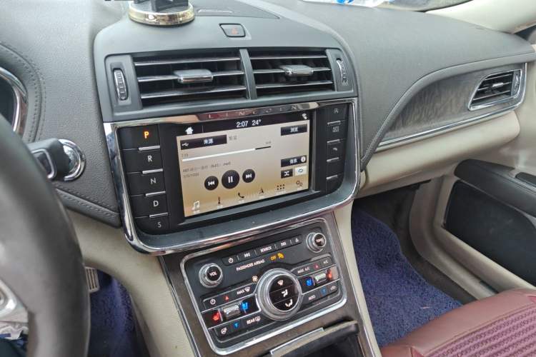 Used Lincoln Continental 2017 2.0T Two-Wheel-Drive Luxury Edition Audio And AC Panel