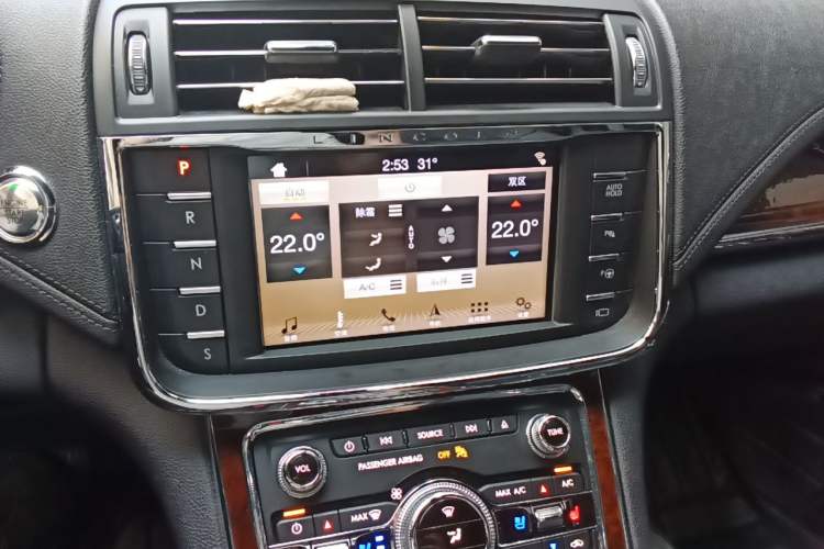 Used Lincoln Continental 2017 3.0T Four-Wheel Drive Prestige Edition Audio And AC Panel