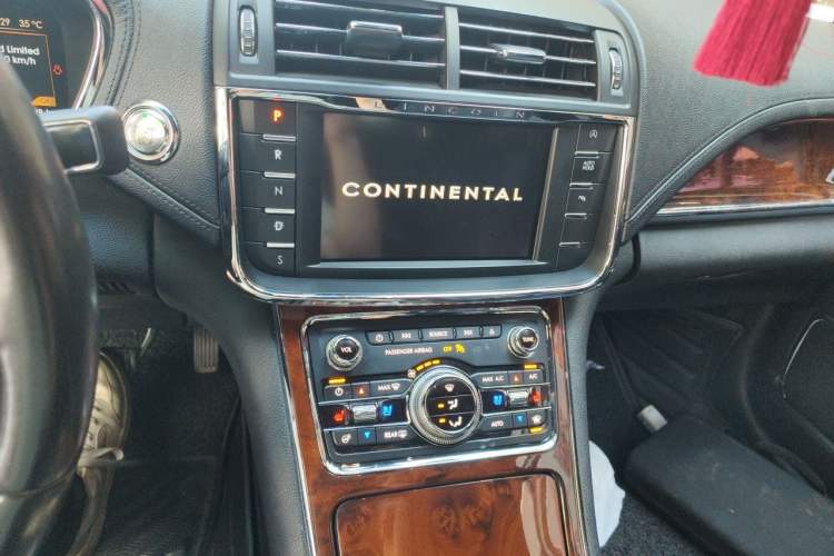 Used Lincoln Continental 2017 2.0T Two-Wheel-Drive Luxury Edition Audio And AC Panel