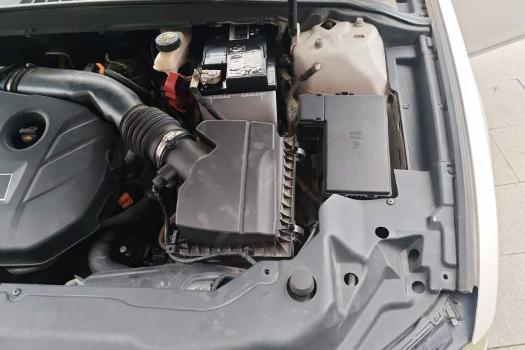 Used Lincoln Continental 2017 2.0T Two-Wheel Drive Deluxe Edition Engine Bay Left