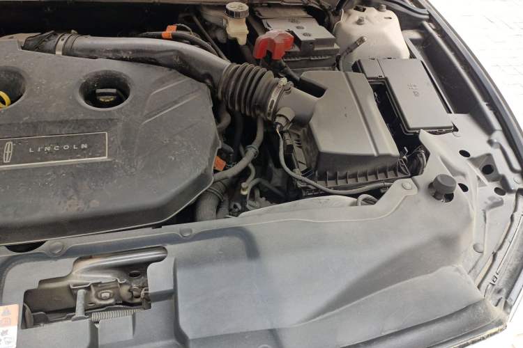 Used Lincoln Continental 2017 2.0T Two-Wheel Drive Deluxe Edition Engine Bay Left