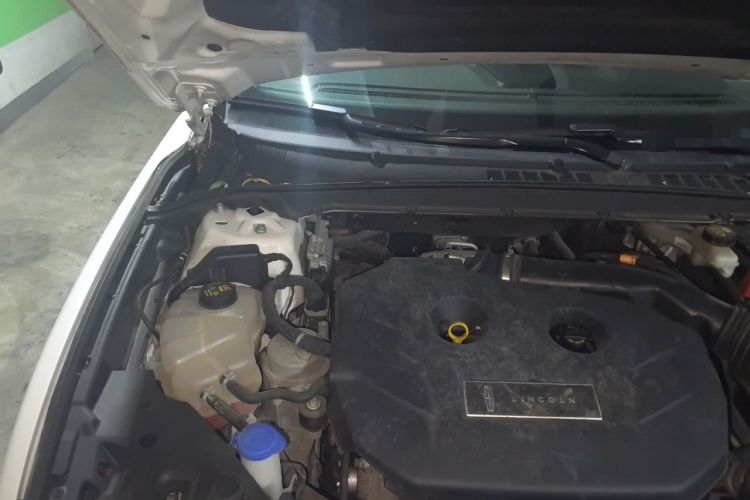 Used Lincoln Continental 2017 2.0T Two-Wheel Drive Deluxe Edition Engine Bay Right