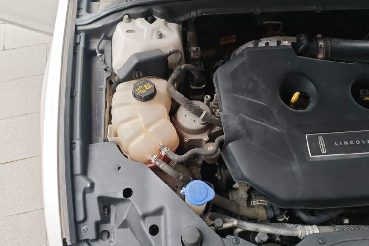 Used Lincoln Continental 2017 2.0T Two-Wheel Drive Deluxe Edition Engine Bay Right