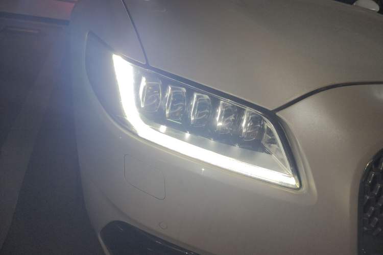 Used Lincoln Continental 2017 2.0T Two-Wheel-Drive Luxury Edition Right Front Headlight