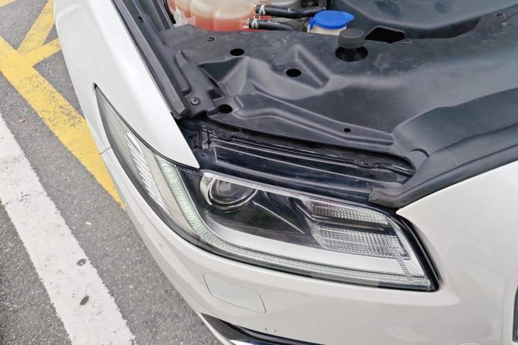 Used Lincoln Continental 2017 2.0T Two-Wheel Drive Deluxe Edition Right Front Headlight