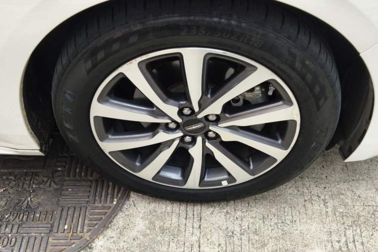Used Lincoln Continental 2017 2.0T Two-Wheel Drive Deluxe Edition Right Front Wheel Hub