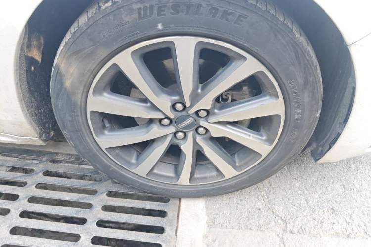 Used Lincoln Continental 2017 2.0T Two-Wheel Drive Deluxe Edition Right Front Wheel Hub