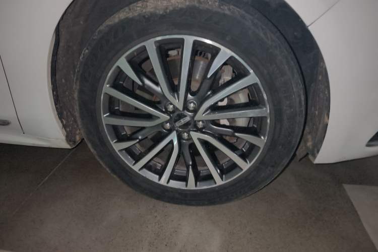 Used Lincoln Continental 2017 2.0T Two-Wheel-Drive Luxury Edition Right Front Wheel Hub