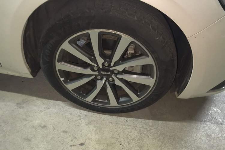Used Lincoln Continental 2017 2.0T Two-Wheel Drive Deluxe Edition Right Front Wheel Hub