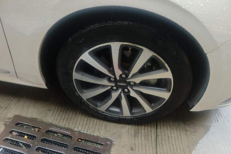 Used Lincoln Continental 2017 2.0T Two-Wheel Drive Deluxe Edition Right Front Wheel Hub