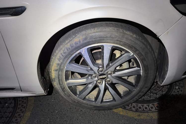 Used Lincoln Continental 2017 2.0T Two-Wheel Drive Deluxe Edition Right Front Wheel Hub