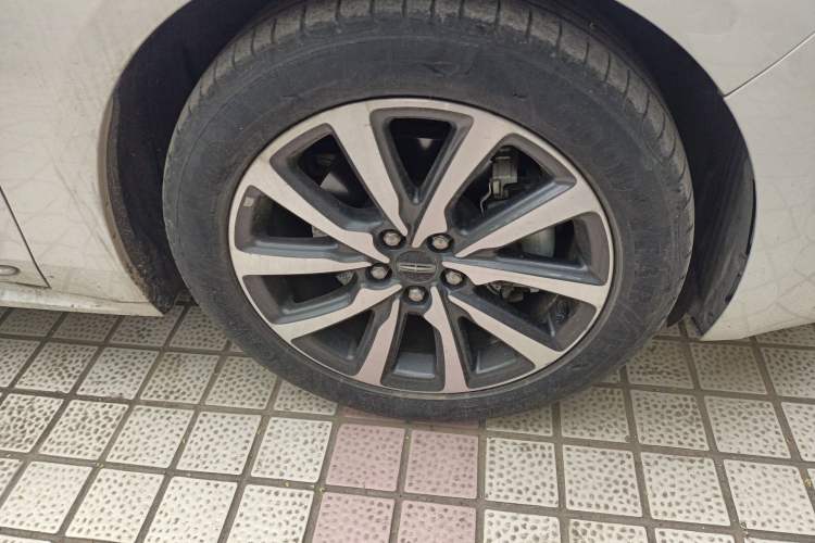 Used Lincoln Continental 2017 2.0T Two-Wheel Drive Deluxe Edition Right Front Wheel Hub