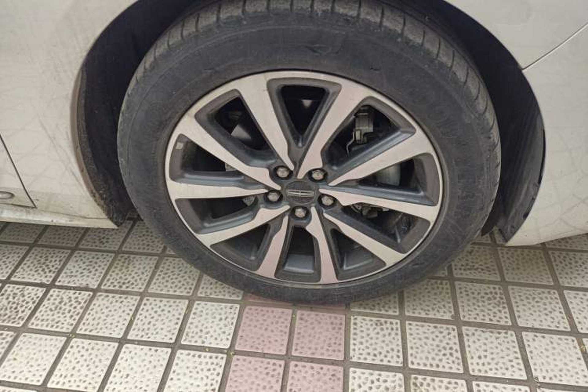 Used Lincoln Continental 2017 2.0T Two-Wheel Drive Deluxe Edition Right Front Wheel Hub
