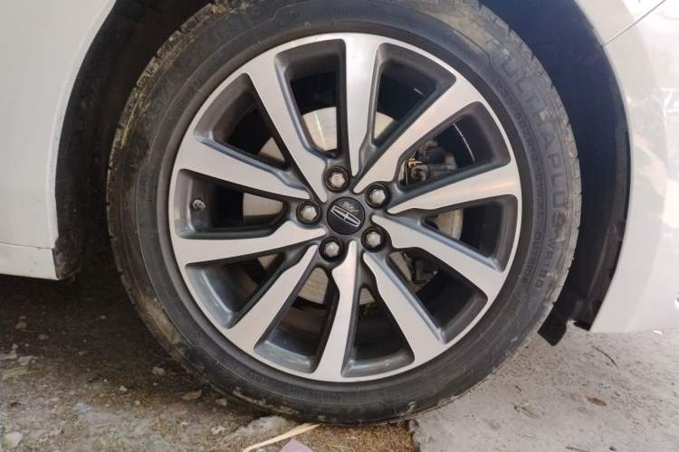 Used Lincoln Continental 2017 2.0T Two-Wheel Drive Deluxe Edition Right Front Wheel Hub