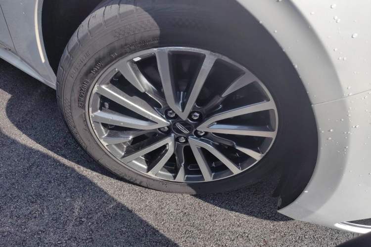 Used Lincoln Continental 2017 2.0T Two-Wheel-Drive Luxury Edition Right Front Wheel Hub