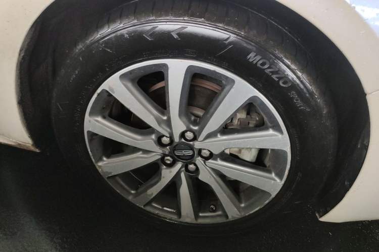 Used Lincoln Continental 2017 2.0T Two-Wheel Drive Deluxe Edition Right Front Wheel Hub