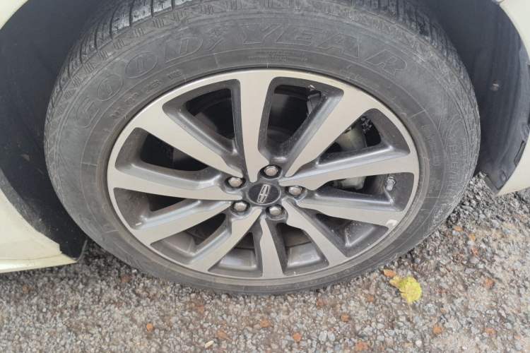 Used Lincoln Continental 2017 2.0T Two-Wheel Drive Deluxe Edition Right Front Wheel Hub