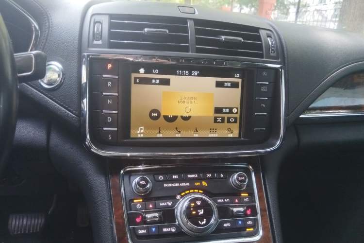 Used Lincoln Continental 2018 2.0T Two-Wheel Drive Deluxe Edition Audio And AC Panel