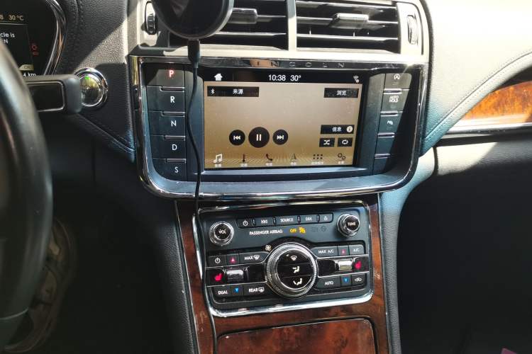 Used Lincoln Continental 2018 2.0T Two-Wheel Drive Deluxe Edition Audio And AC Panel