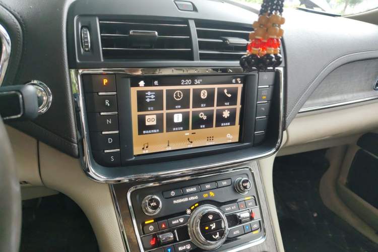 Used Lincoln Continental 2018 2.0T Two-Wheel Drive Deluxe Edition Audio And AC Panel