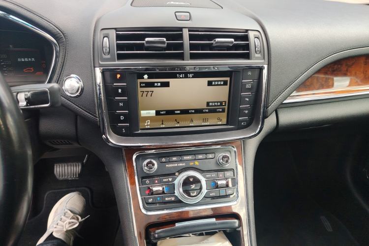 Used Lincoln Continental 2018 2.0T Two-Wheel Drive Prestige Edition Audio And AC Panel