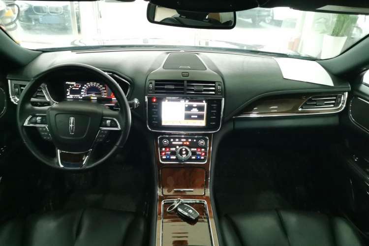 Used Lincoln Continental 2018 2.0T Two-Wheel Drive Deluxe Edition Center Console
