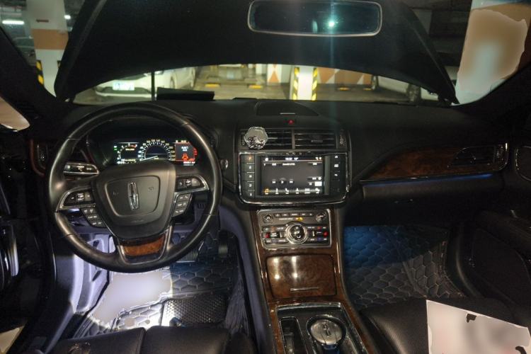 Used Lincoln Continental 2018 2.0T Two-Wheel Drive Deluxe Edition Center Console