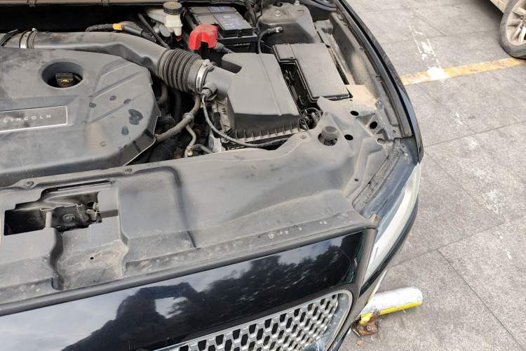 Used Lincoln Continental 2018 2.0T Two-Wheel Drive Deluxe Edition Engine Bay Left