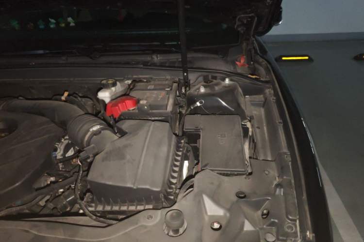 Used Lincoln Continental 2018 2.0T Two-Wheel Drive Deluxe Edition Engine Bay Left