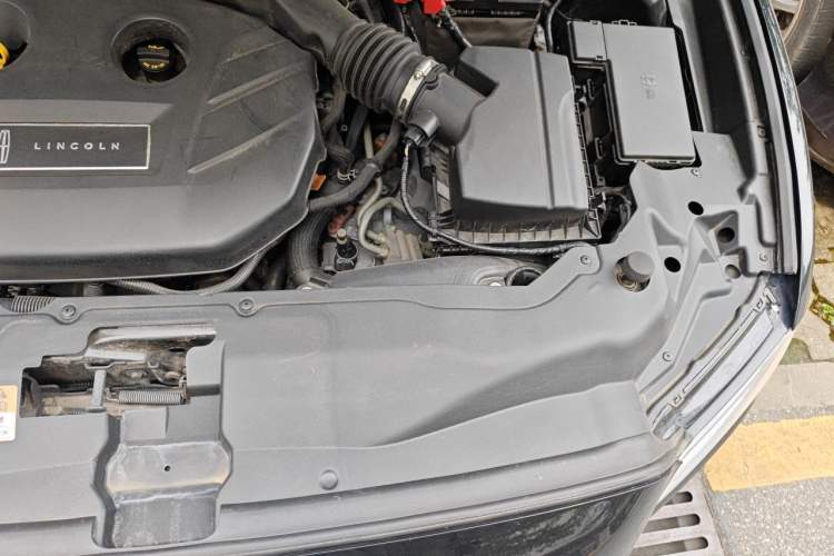 Used Lincoln Continental 2018 2.0T Two-Wheel Drive Deluxe Edition Engine Bay Left