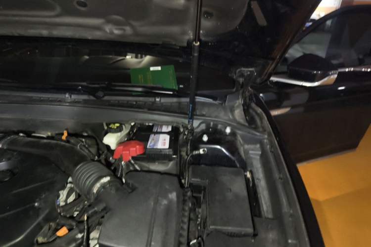 Used Lincoln Continental 2018 2.0T Two-Wheel Drive Deluxe Edition Engine Bay Left
