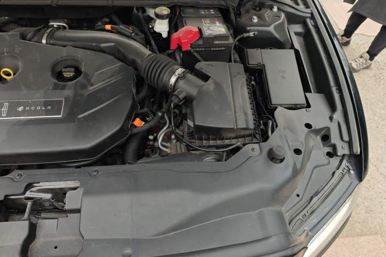 Used Lincoln Continental 2018 2.0T Two-Wheel Drive Prestige Edition Engine Bay Left