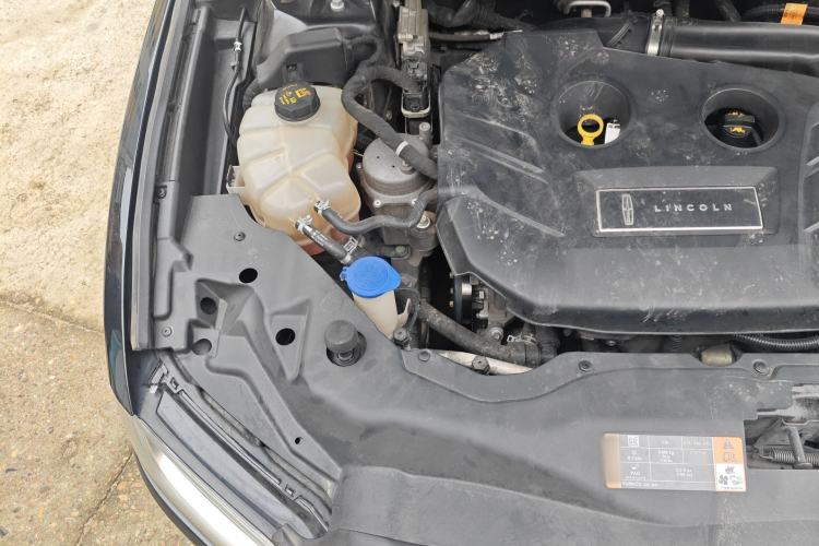 Used Lincoln Continental 2018 2.0T Two-Wheel Drive Deluxe Edition Engine Bay Right