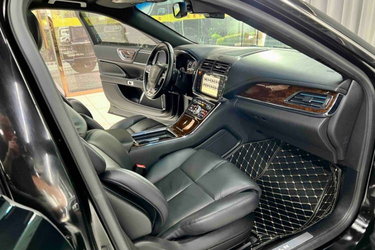 Used Lincoln Continental 2018 2.0T Two-Wheel Drive Deluxe Edition Interior 8