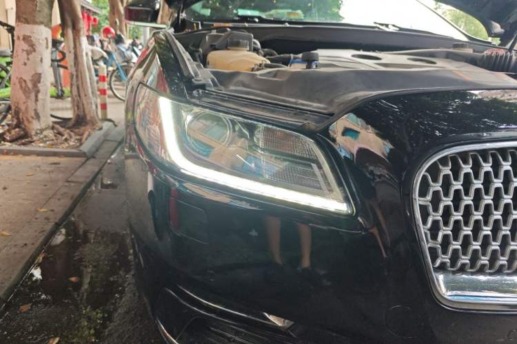 Used Lincoln Continental 2018 2.0T Two-Wheel Drive Luxury Edition Right Front Headlight