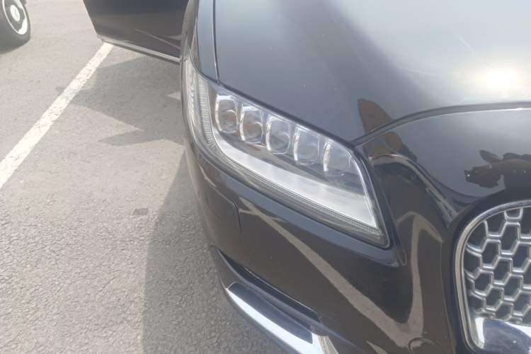 Used Lincoln Continental 2018 2.0T Two-Wheel Drive Luxury Edition Right Front Headlight