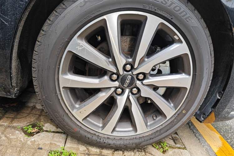 Used Lincoln Continental 2018 2.0T Two-Wheel Drive Deluxe Edition Right Front Wheel Hub