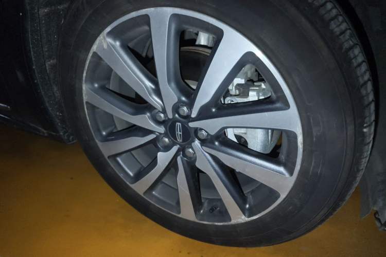 Used Lincoln Continental 2018 2.0T Two-Wheel Drive Deluxe Edition Right Front Wheel Hub