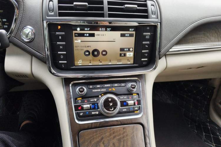 Used Lincoln Continental 2018 2.0T Two-Wheel Drive Prestige Edition Audio And AC Panel