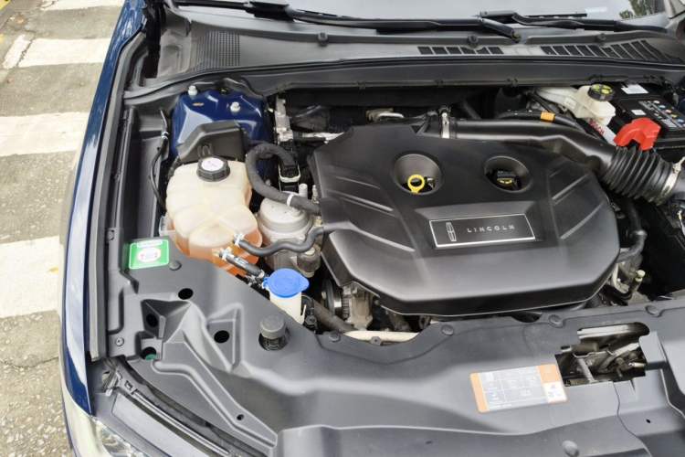 Used Lincoln Continental 2018 2.0T Two-Wheel Drive Prestige Edition Engine Bay Right