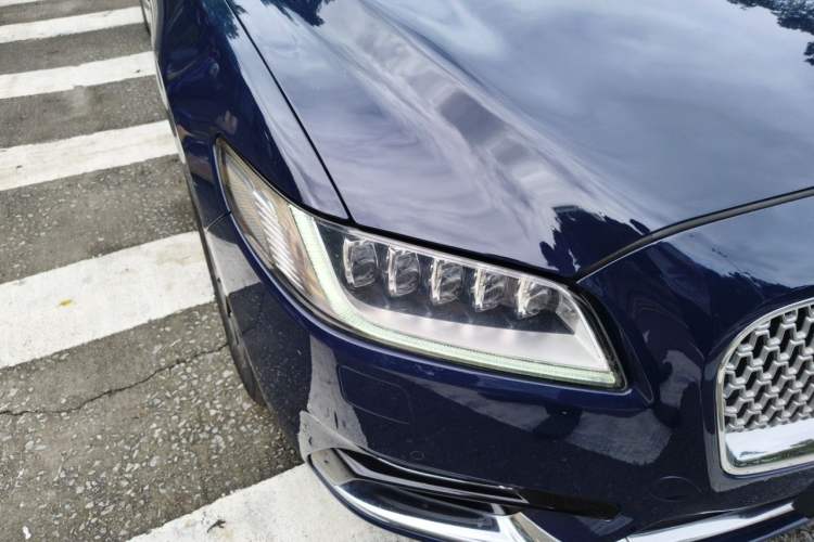 Used Lincoln Continental 2018 2.0T Two-Wheel Drive Prestige Edition Right Front Headlight