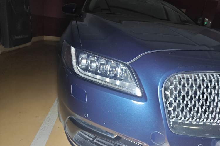Used Lincoln Continental 2018 2.0T Two-Wheel Drive Luxury Edition Right Front Headlight