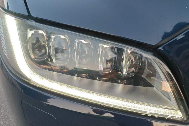 Used Lincoln Continental 2018 2.0T Two-Wheel Drive Prestige Edition Right Front Headlight