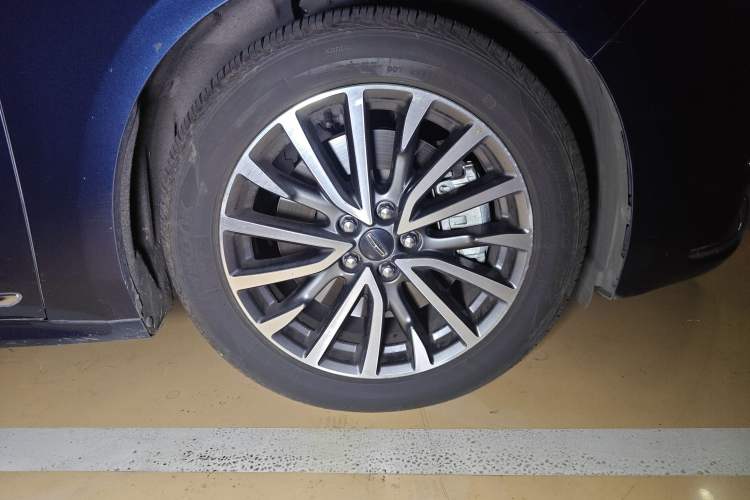 Used Lincoln Continental 2018 2.0T Two-Wheel Drive Luxury Edition Right Front Wheel Hub