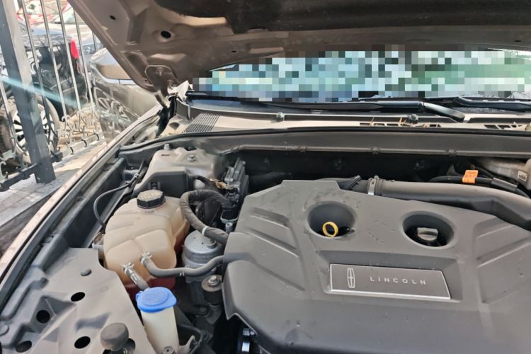 Used Lincoln Continental 2018 2.0T Two-Wheel Drive Deluxe Edition Engine Bay Right