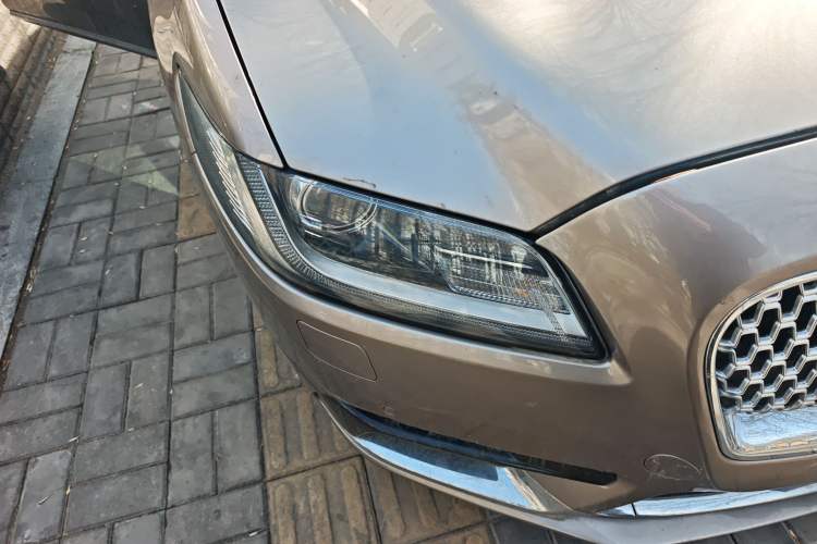 Used Lincoln Continental 2018 2.0T Two-Wheel Drive Deluxe Edition Right Front Headlight