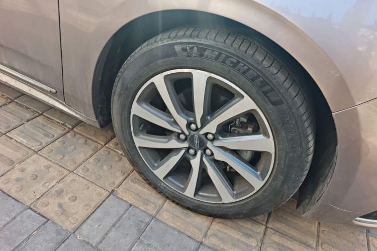 Used Lincoln Continental 2018 2.0T Two-Wheel Drive Deluxe Edition Right Front Wheel Hub